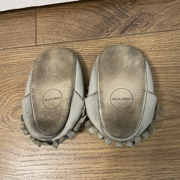 MiniMocs Little Folks Light Grey Soft Sole Shoe Leather Moccasin - Picture 2 of 2